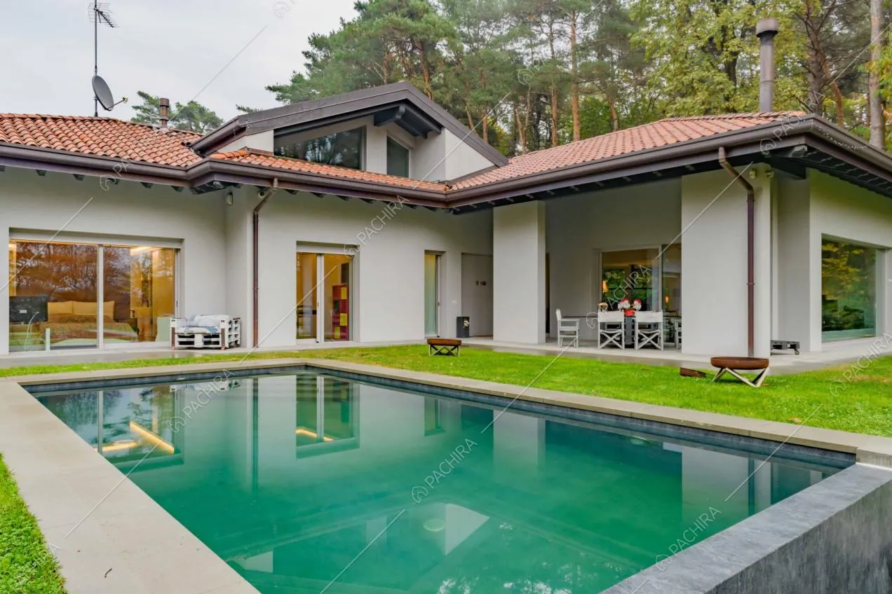 Piscina della villa e vista sulla veranda e sulla camera da letto matrimoniale