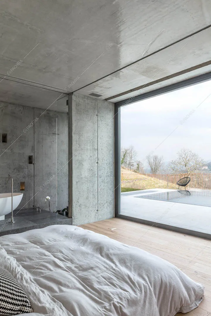 Camera da letto matrimoniale con pavimento in parquet, vasca e vista sulla piscina