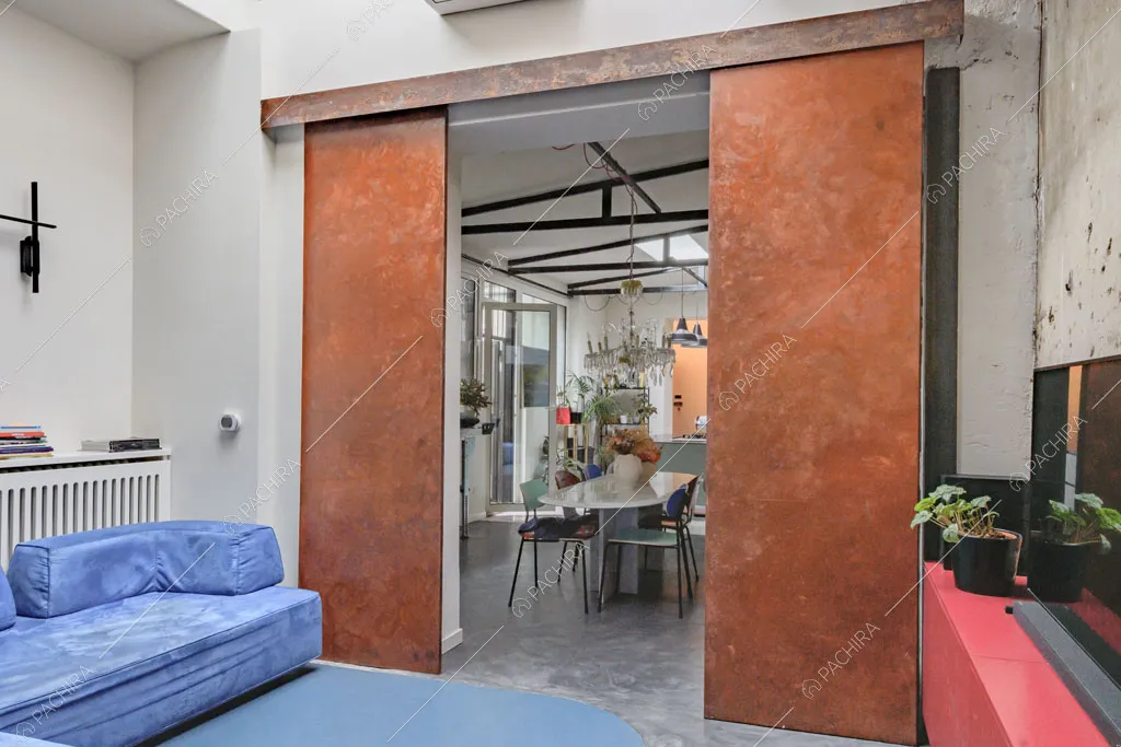 Camera da letto del loft Unakite, location in stile moderno a Milano