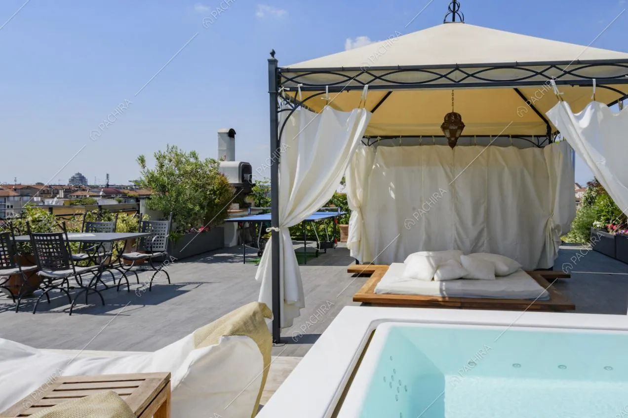 Romantico gazebo con tende bianche e cuscini bianchi