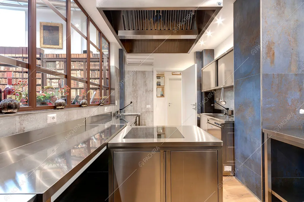 Cucina con fornelli a induzione dell'espositivo Agarico, location in stile contemporaneo a Firenze