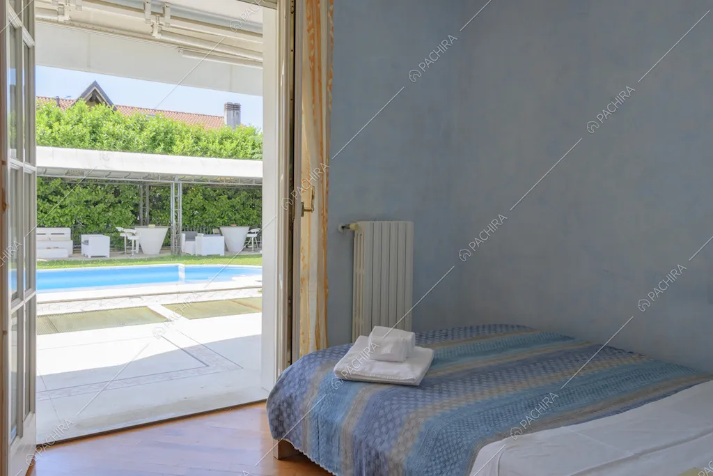 Scorcio sulla piscina dalla porta finestra della camera