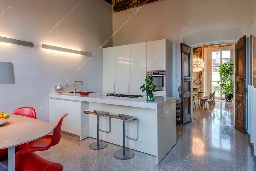Cucina della villa Mayon, location in stile moderno a Milano