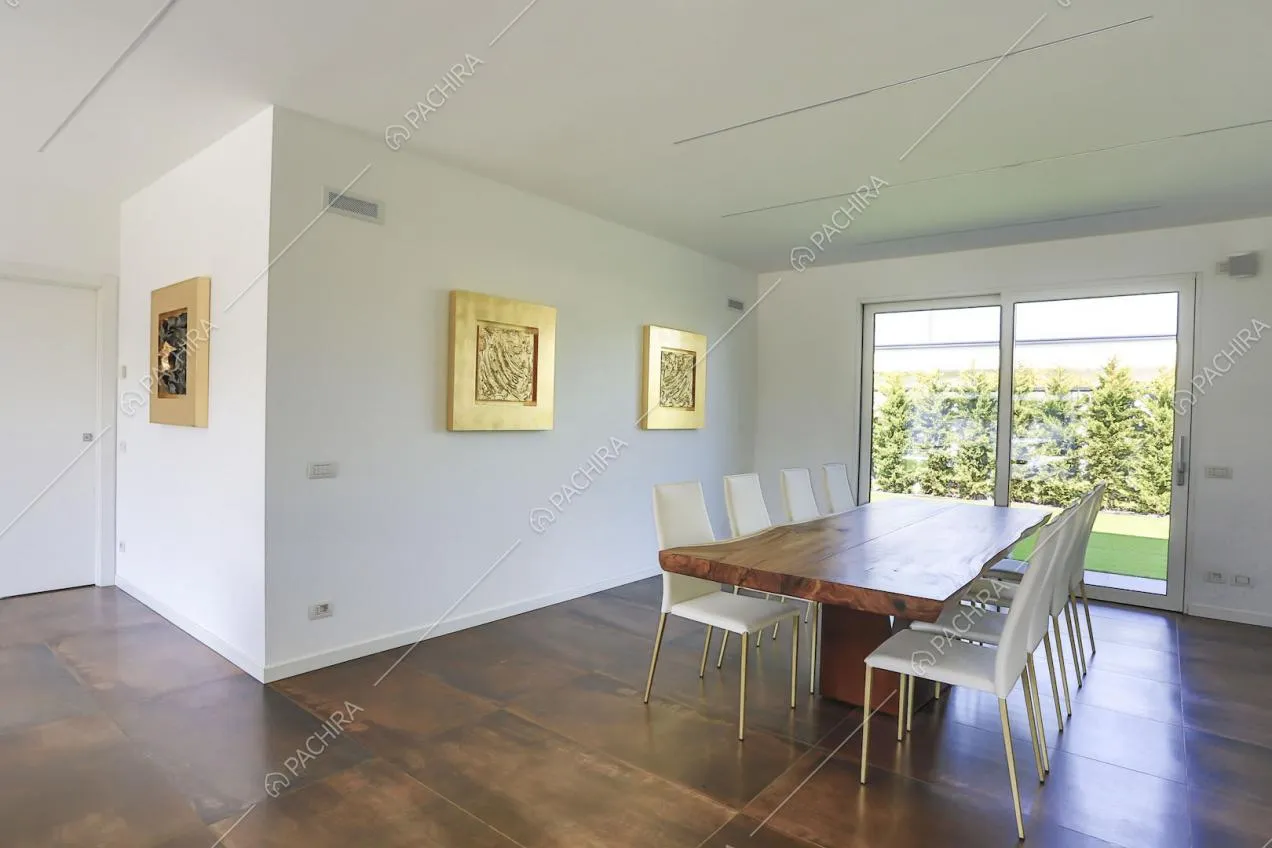 Tavolo da pranzo in legno e pavimento in piastrelle