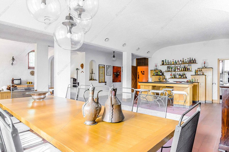 Zona living della villa Mekong, location in stile classico a Varese