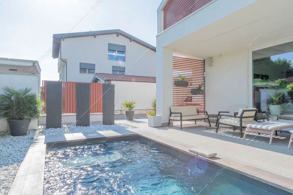 Piscina della villa Garnet, location in stile contemporaneo a Milano
