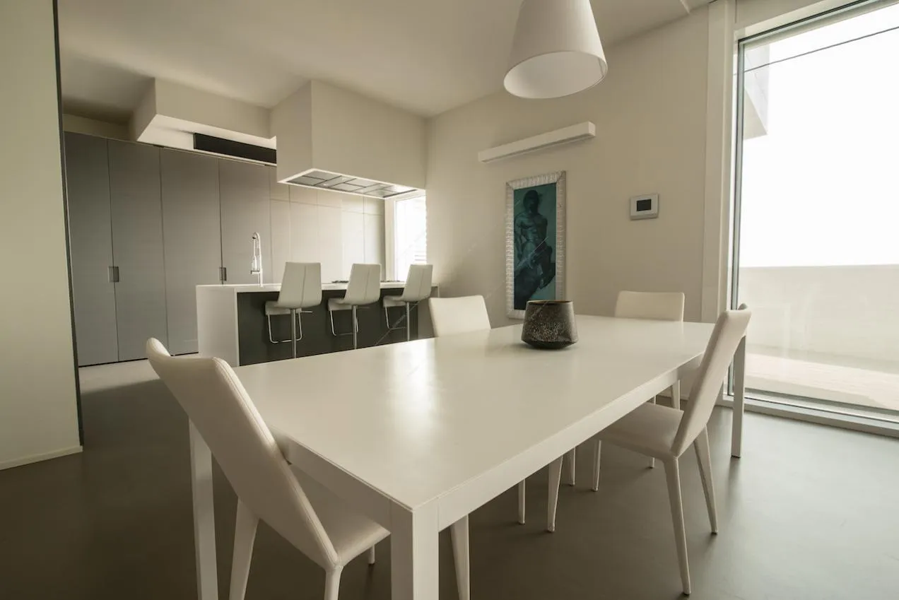 Grande tavolo da pranzo bianco con sedie