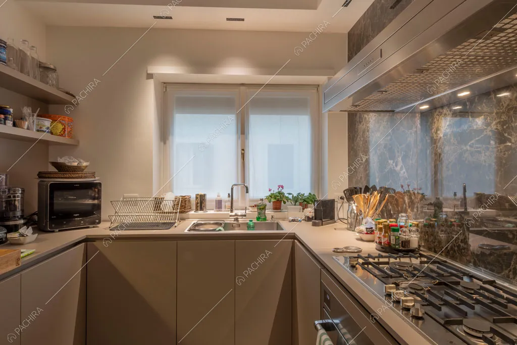 Cucina a parete dell'appartamento Mizuna, location in stile contemporaneo a Roma