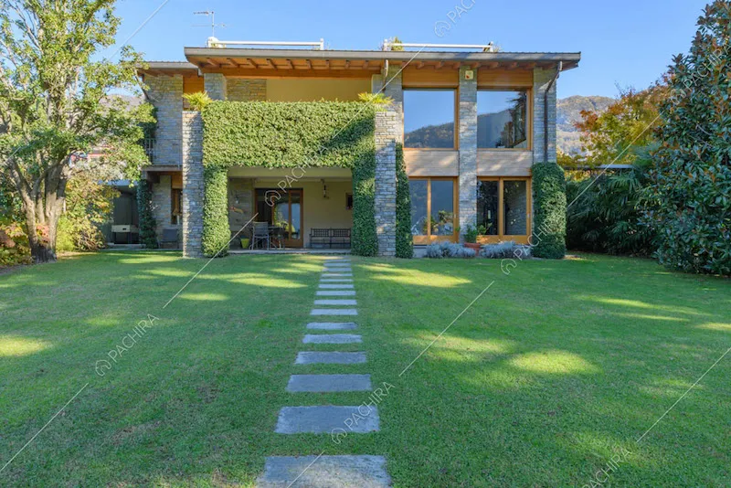 Dal curato giardino con vialetto in pietra vista sugli esterni della villa