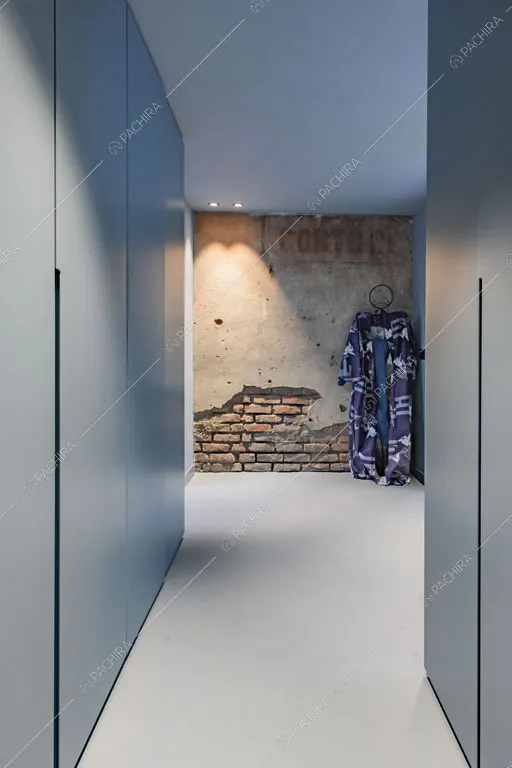 Cabina armadio del loft Unakite, location in stile moderno a Milano