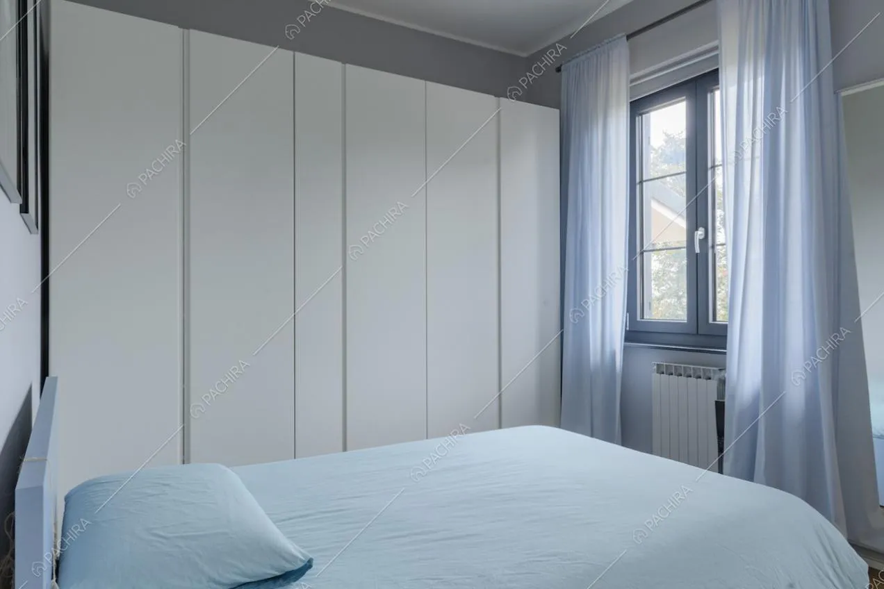 Camera da letto total white, armadio con ante e tendaggi leggeri