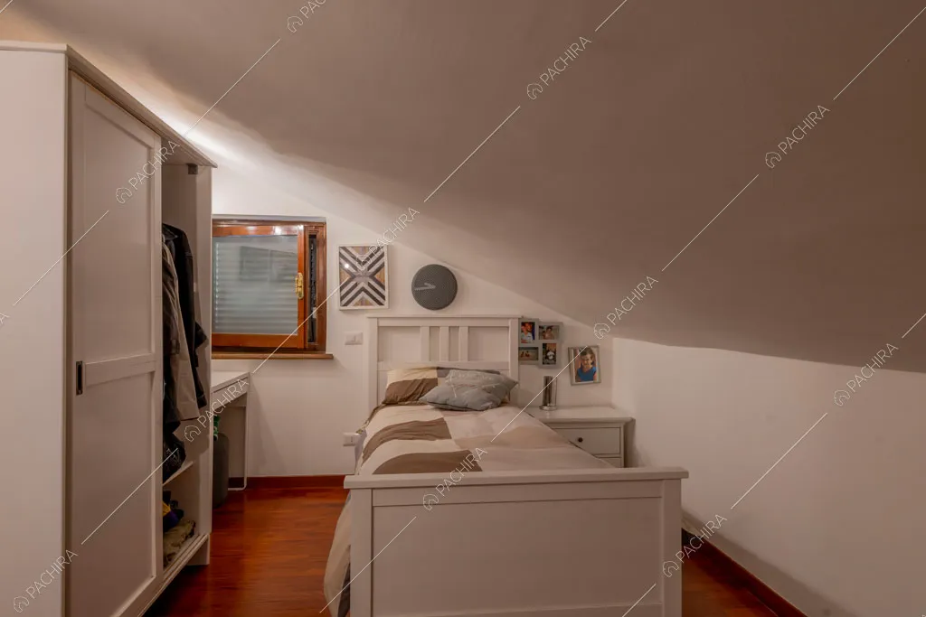 Camera da letto della villa Lena, location in stile moderno a Roma