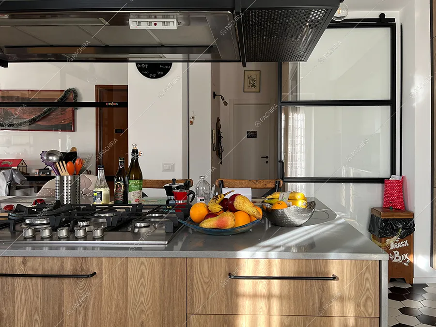 Cucina dell'appartamento Orange, location in stile industriale a Roma