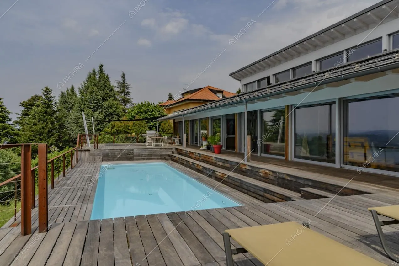 Vista panoramica dalla terrazza con piscina, lettini e pavimento in parquet da esterni
