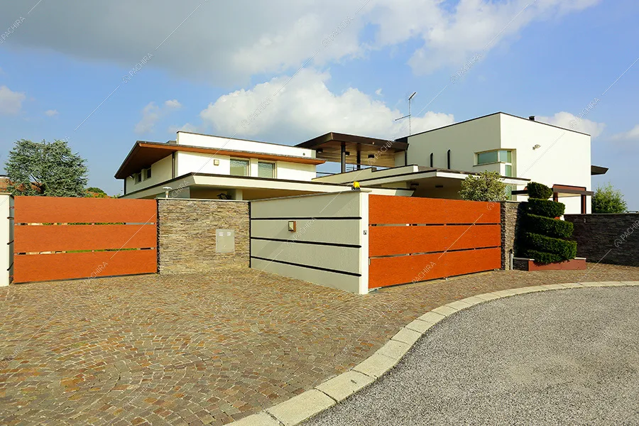 Vialetto della villa Krakatoa, location in stile moderno a Udine