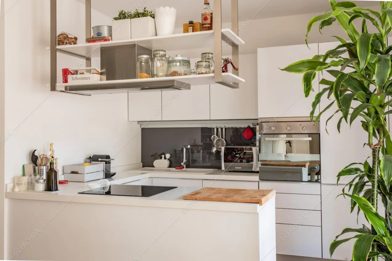 Cucina a penisola con mobili bianchi