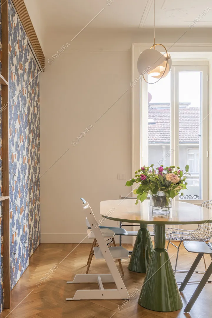 Pavimento in parquet nella zona pranzo e tavolo