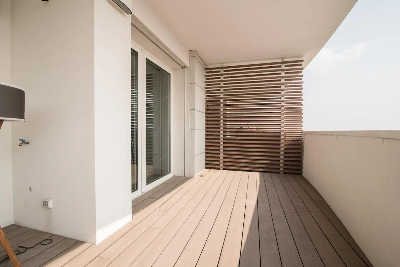 Parete divisoria in legno sul balcone