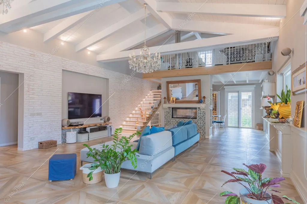 Travi a vista sul soffitto della zona living della villa Colchito, location in stile contemporaneo a Roma