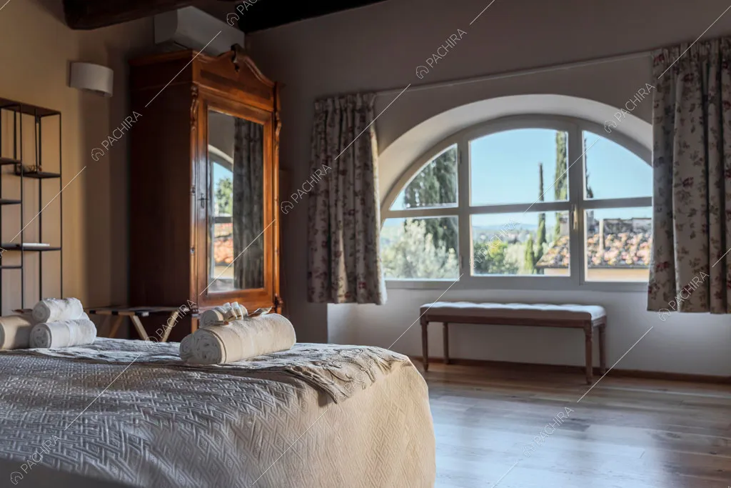 Camera da letto della villa Variscite, location in stile moderno a Firenze