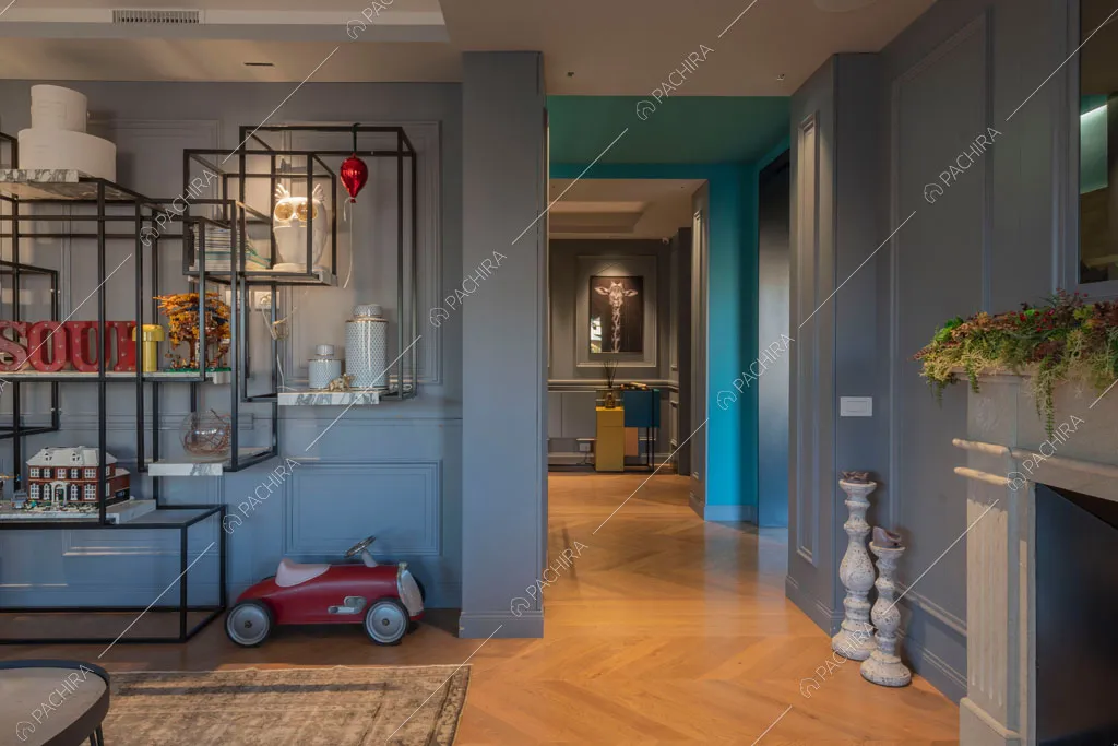 Camino e boiserie alle pareti della zona living dell'appartamento Molucche, location in stile contemporaneo a Roma