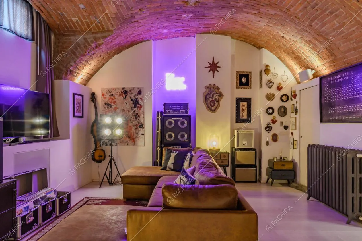 Salotto con soffitto a volta a botte in mattoni rossi a vista