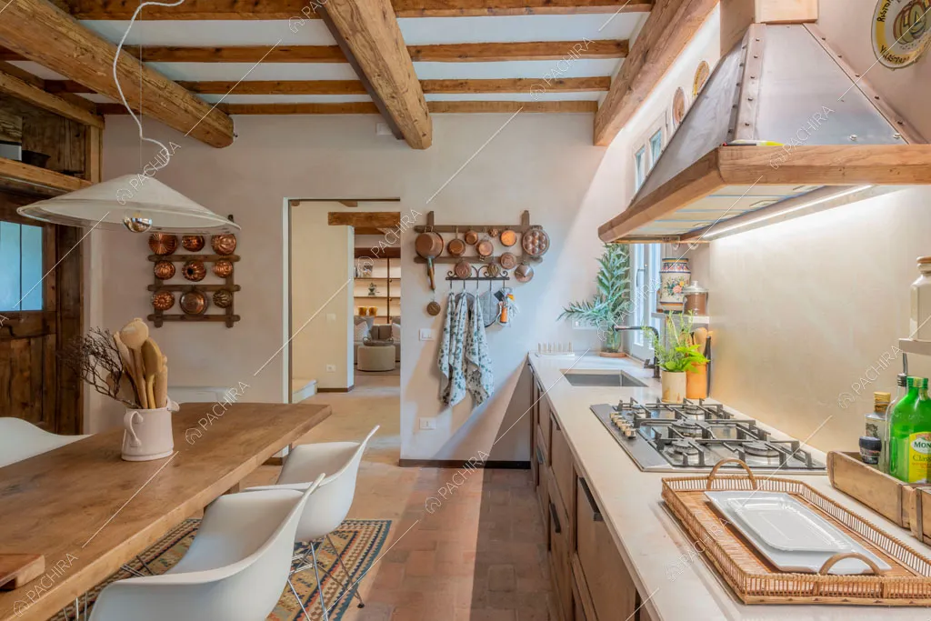 Cucina a parete della villa Missouri, location in stile rustico a Mantova