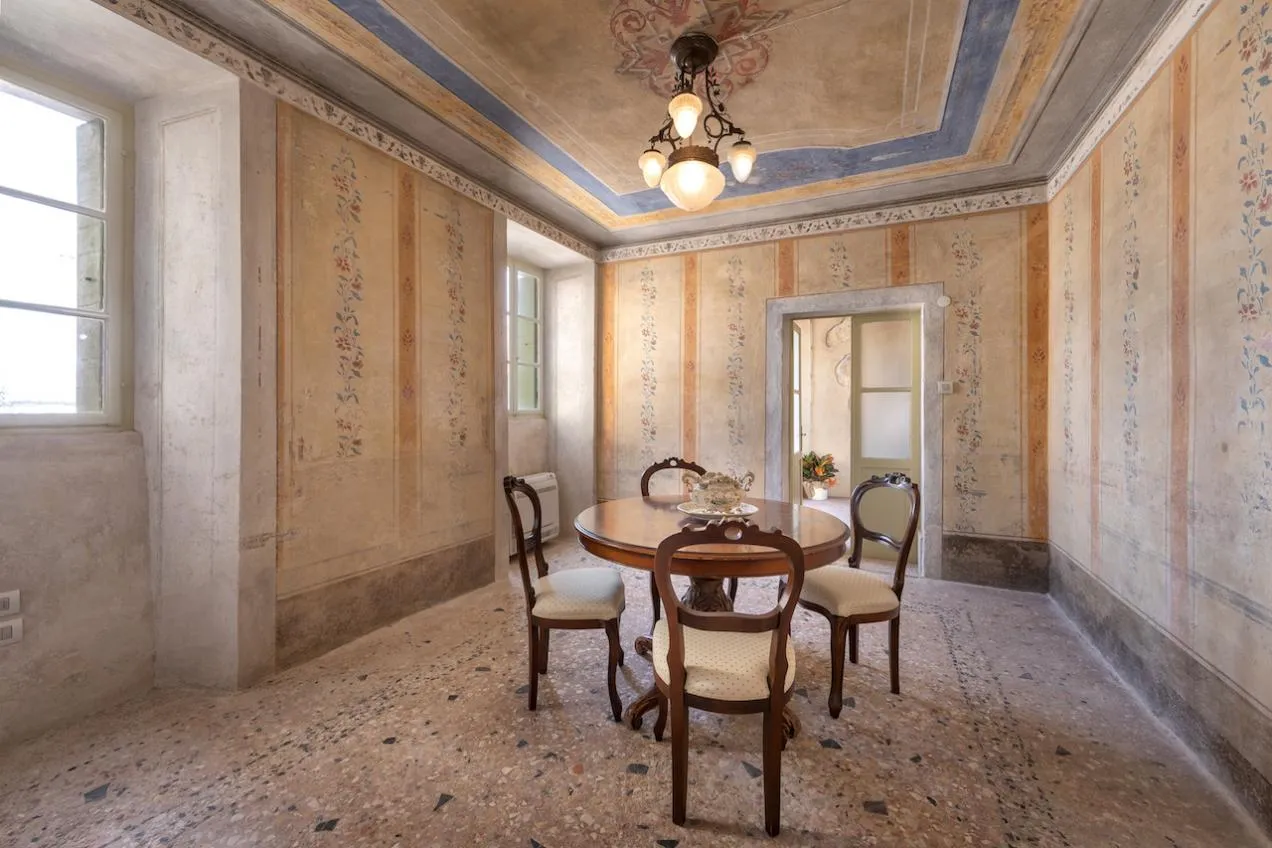 Sala da pranzo affrescata e con pavimento in marmo