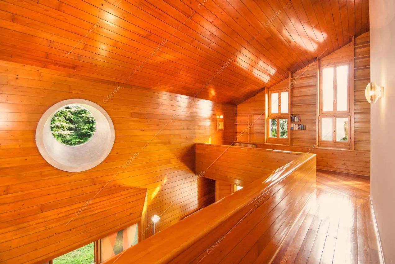 Gli interni della villa completamente rivestiti in legno