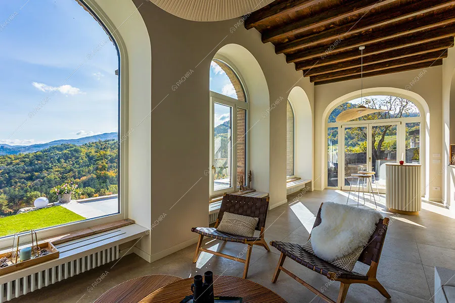 Zona living della villa Zinco, location in stile country a Pavia