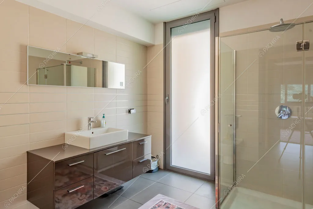 Bagno della villa Darling, location in stile contemporaneo a Monza