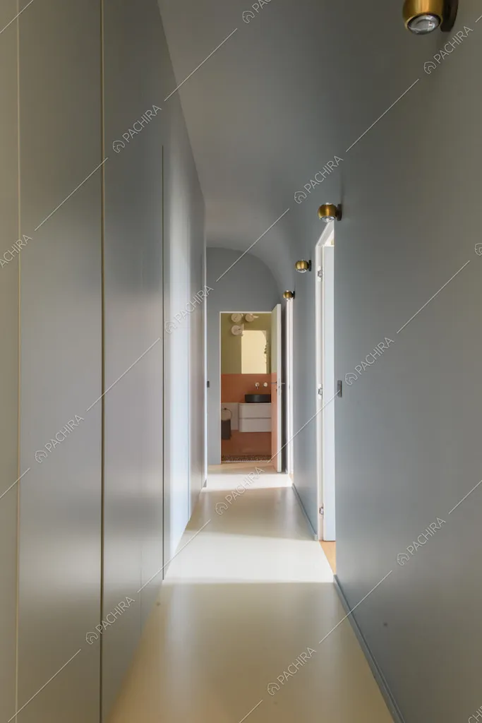Lungo corridoio con porte e applique