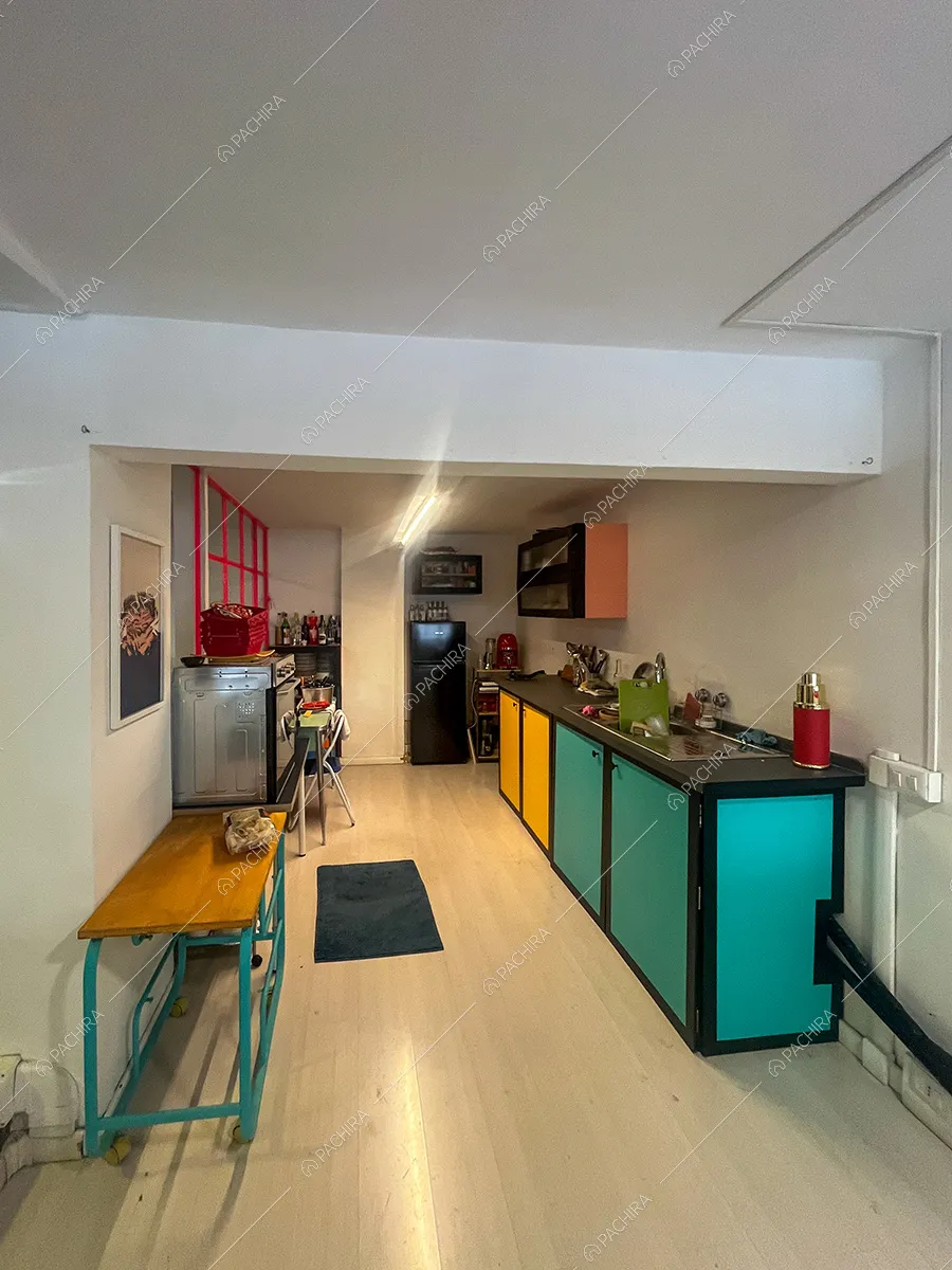 Cucina a vista dello spazio espositivo Paranà, location in stile minimal a Roma