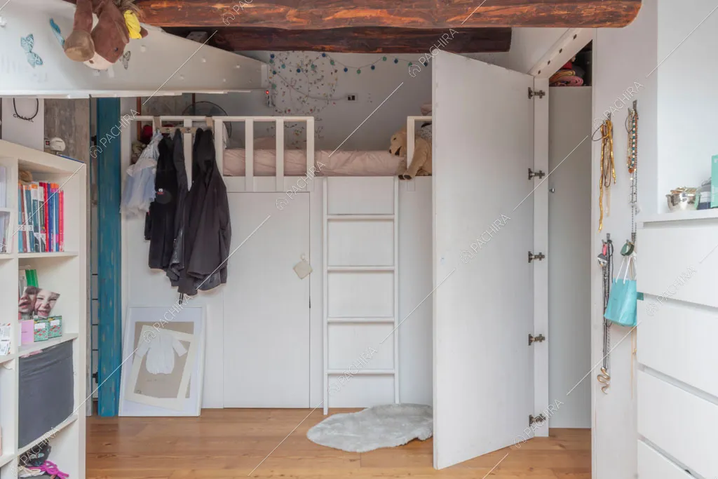 Parquet nella camera da letto dei bambini dell'appartamento Uru, location in stile moderno a Roma