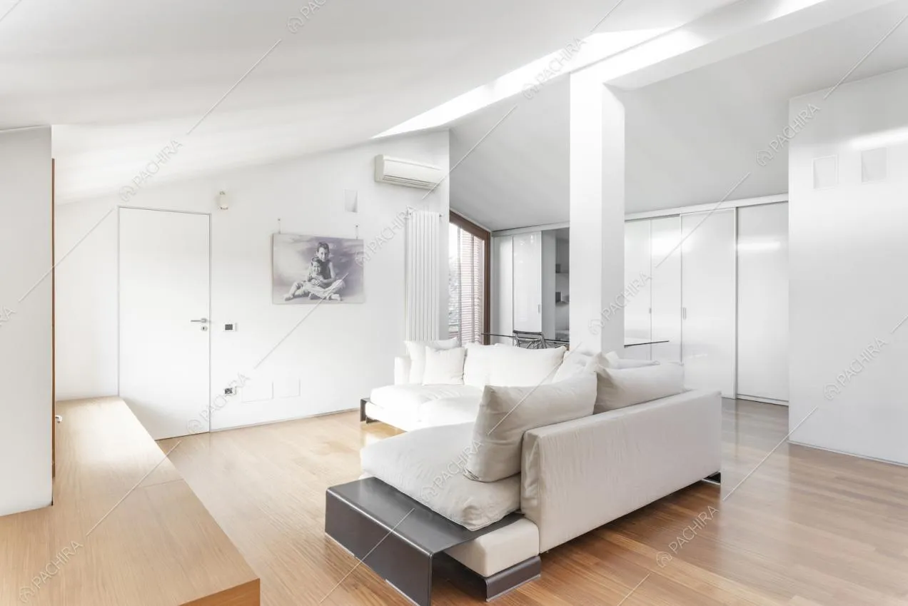 Zona conversazione total white e pavimento in parquet