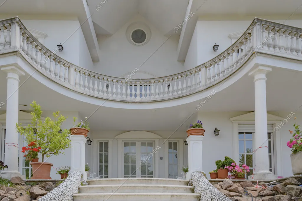 Balconata sorretta da colonne sopra l'ingresso della villa
