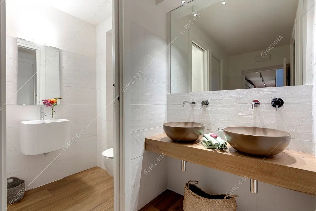 Bagno con pareti bianche dell'espositivo Agarico, location in stile contemporaneo a Firenze