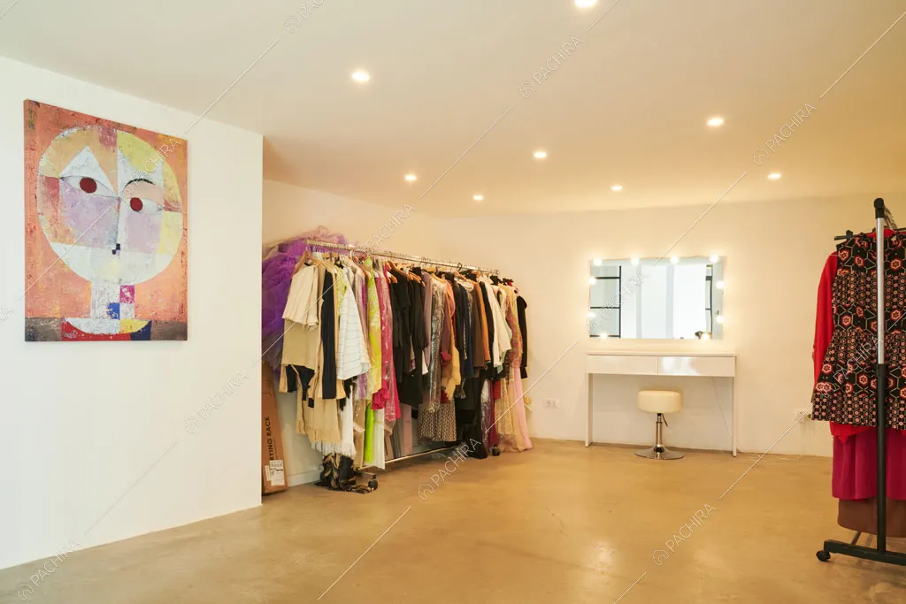 Cabina armadio del loft Manaslu, location in stile minimal a Roma