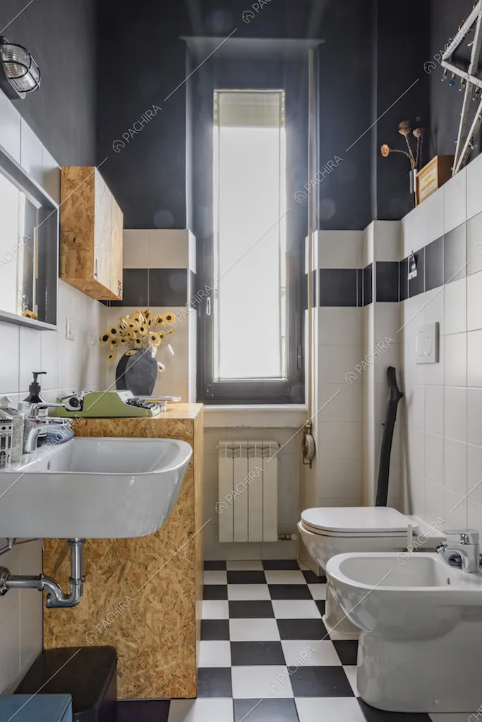 Bagno con pavimento a quadri bianchi e neri