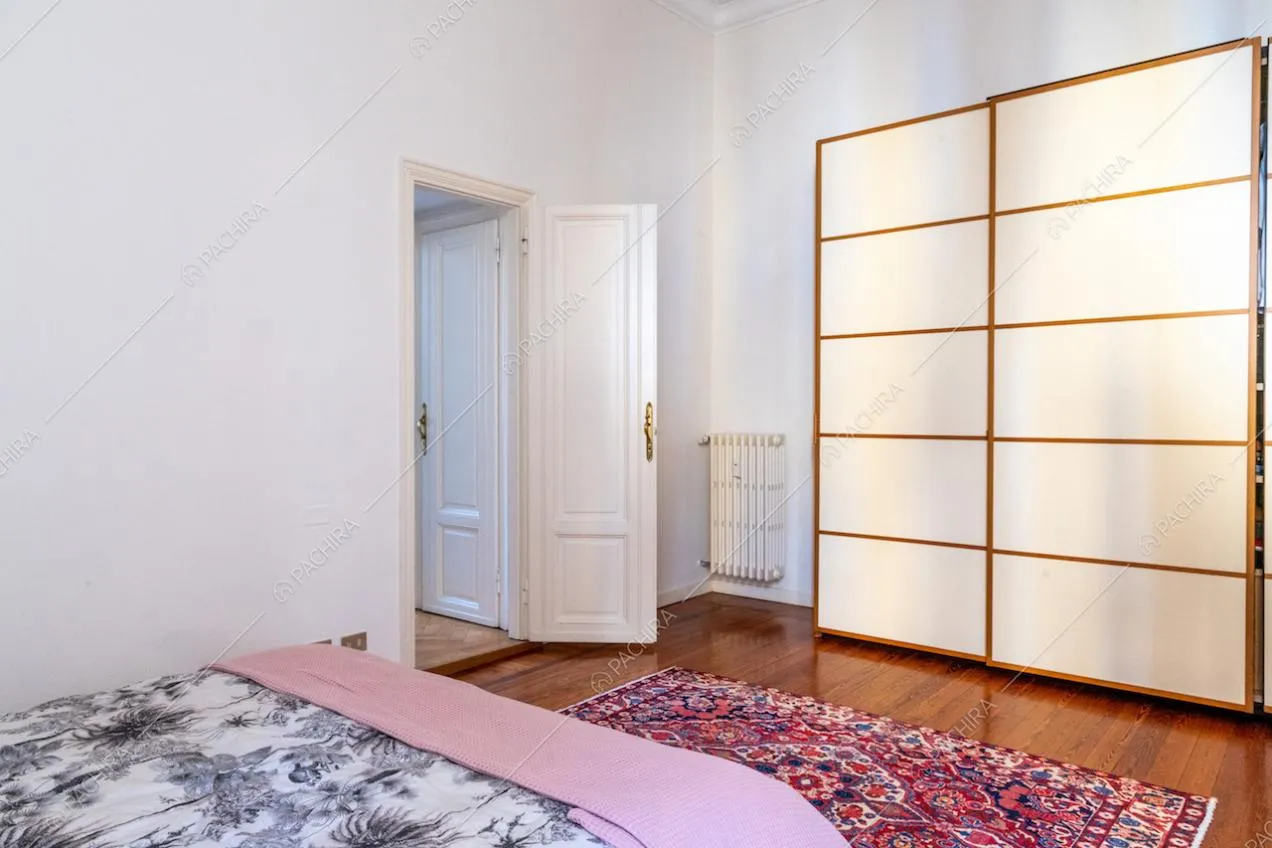 Grande armadio nella camera da letto matrimoniale con pavimento in parquet