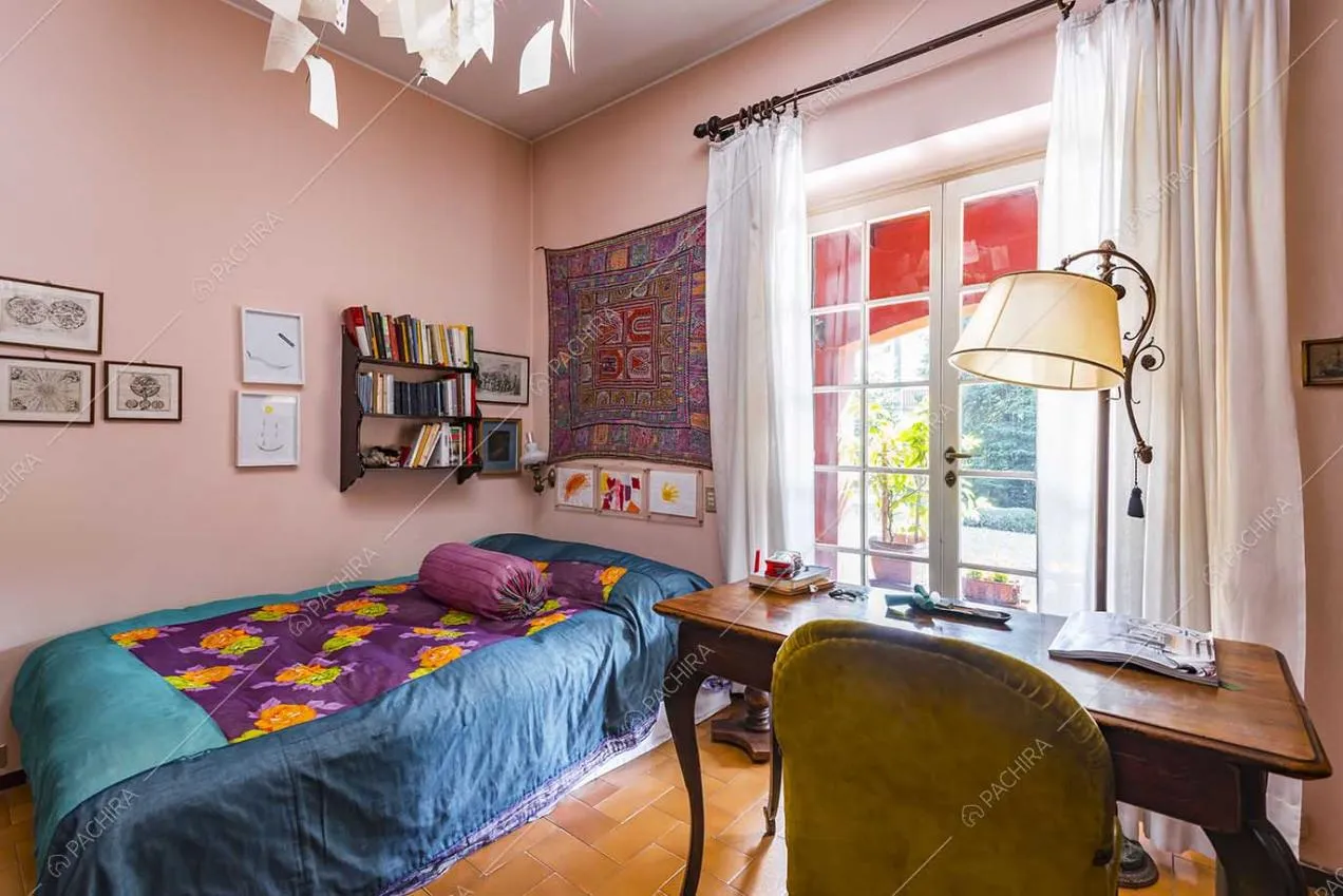 Camera da letto della villa Archibusa, location in stile classico a Como