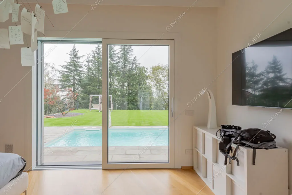 Camera da letto della villa Amazonite, location in stile contemporaneo a Varese