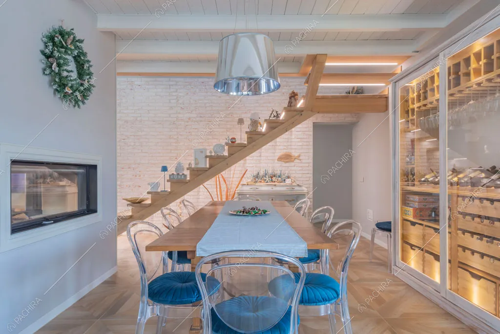 Sala da pranzo con cantina nella villa Colchito, location in stile contemporaneo a Roma