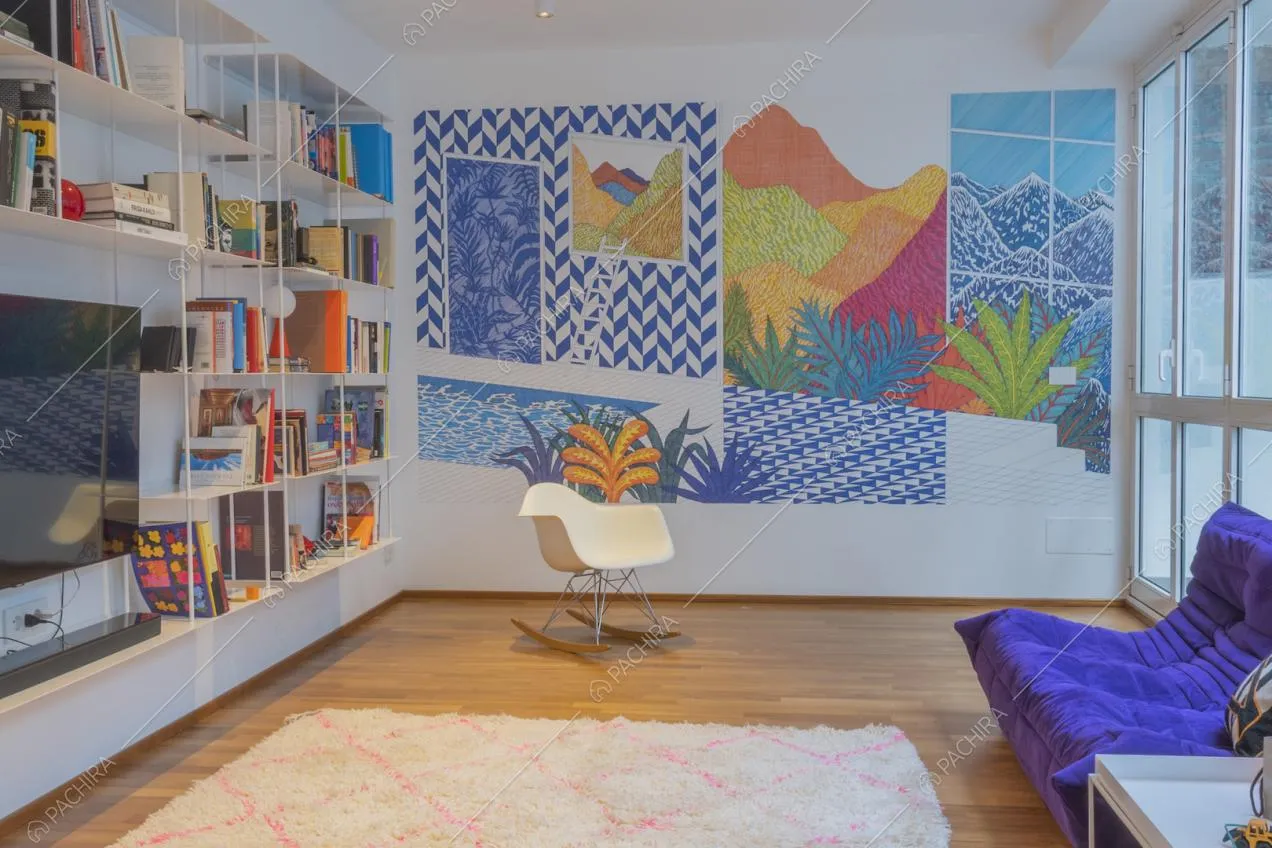 Libreria a muro con televisore, sedia di design e decorazione su parete