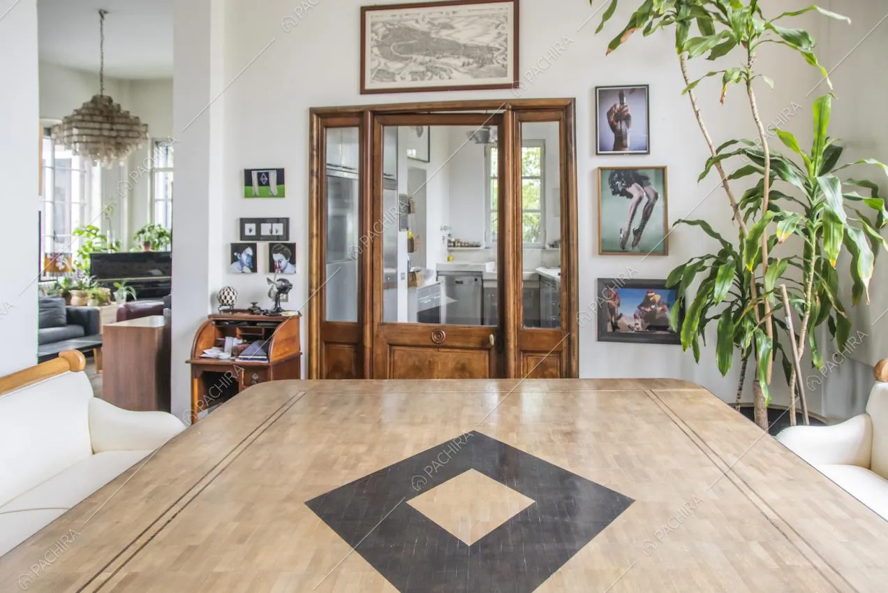 Porta con infissi in legno e piccolo scrittoio d'epoca