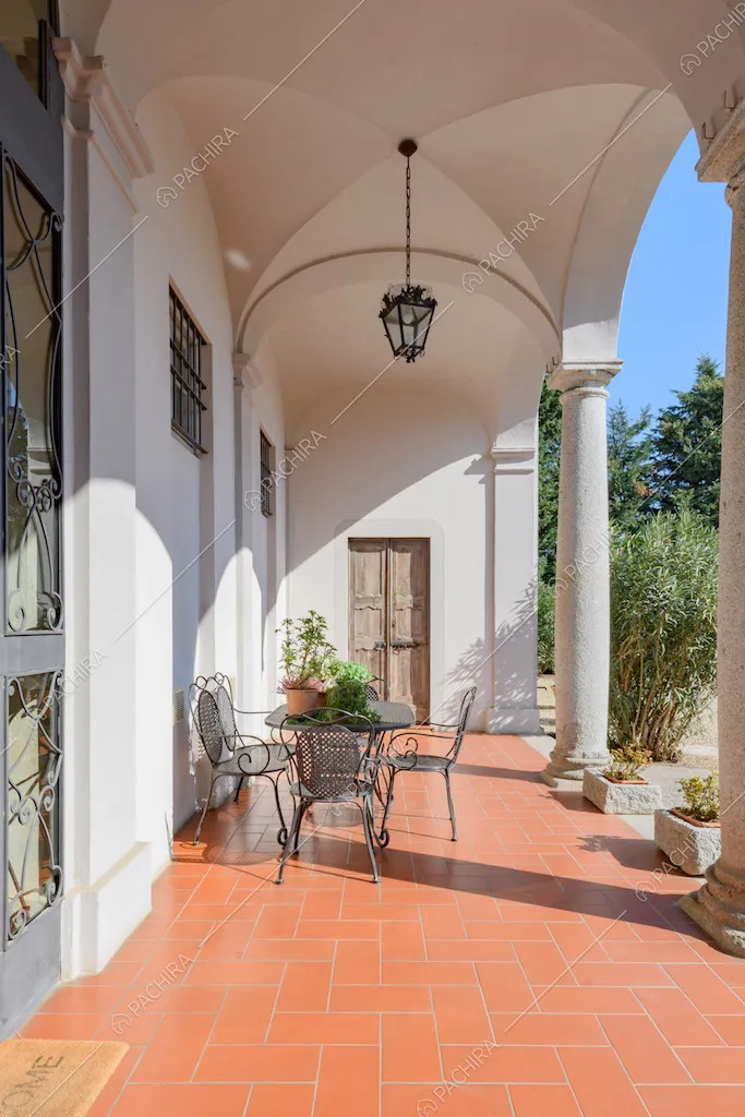 Portico con colonne, soffitto in volte a crociera e pavimento in mattonelle rosse
