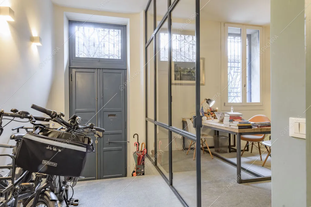 Parete vetrata in stile industriale nello studio della villa Kharan, location in stile contemporaneo a Milano