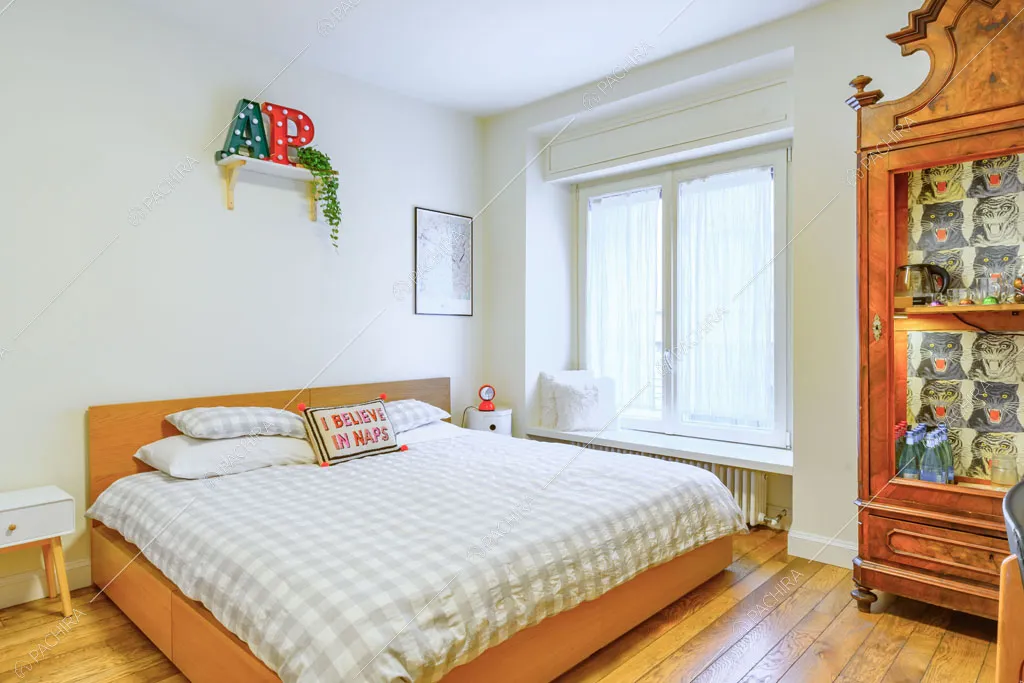 Camera da letto matrimoniale con pavimento in parquet dell'appartamento Tramontana, location in stile contemporaneo a Milano