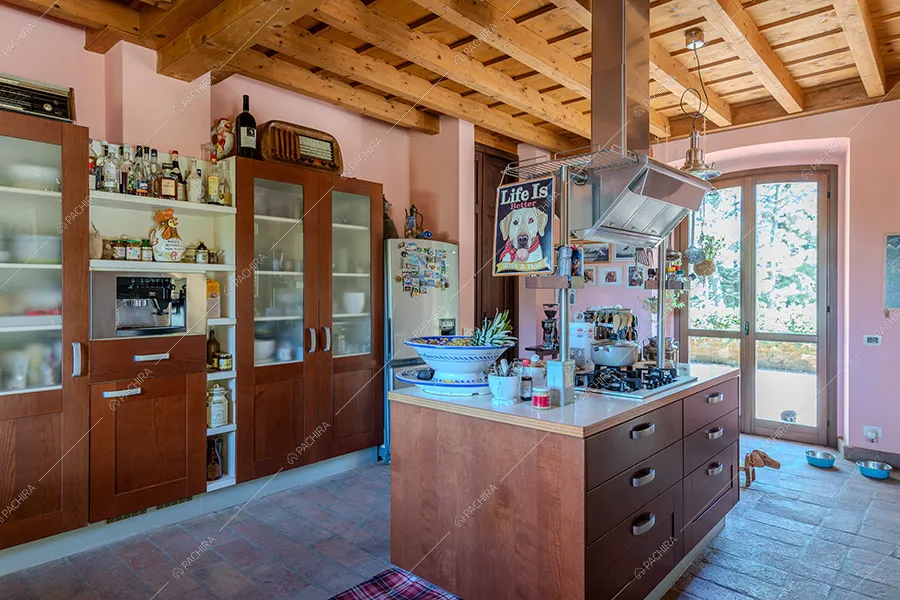 Cucina della villa Rhone, location in stile rustico a Lecco