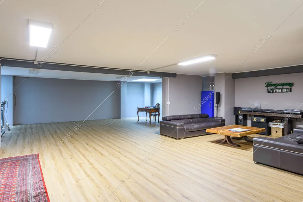 Taverna con salotto e cucina del loft Genepi, location in stile contemporaneo a Milano
